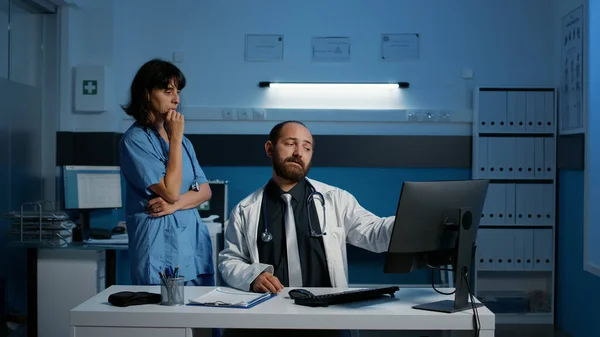 Physician Doctor Nurse Working Late Night Office Analyzing Medical Expertise — Stock Photo, Image