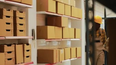 Depo müdürü, depo alanındaki telefon görüşmelerine cevap veriyor, erkek çalışanlardan yeni malzeme siparişi hazırlıyor. Pano dosyalarına mal listesi yazan genç bir adam, sabit telefon kullanan bir yönetici..