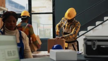 Depoda çalışanlar kutuları erzakla dolduruyor, sevkiyat için stokları hazırlıyorlar. Depo çalışanları karton paketlere, raflara ve raflara ürün ya da ürün koyuyorlar..