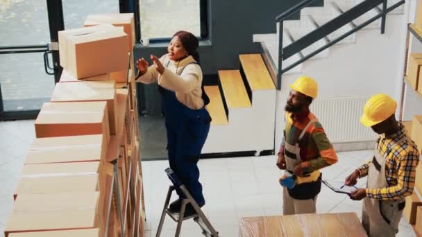Afro Americanos Organizando Produtos Caixas Colocando Pacotes Prateleiras Prateleiras Trabalho — Vídeo de Stock