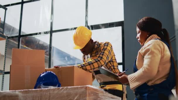 Werknemers Bereiden Pakketten Voor Voorraadtransport Voor Werken Met Magazijngereedschap Containers — Stockvideo