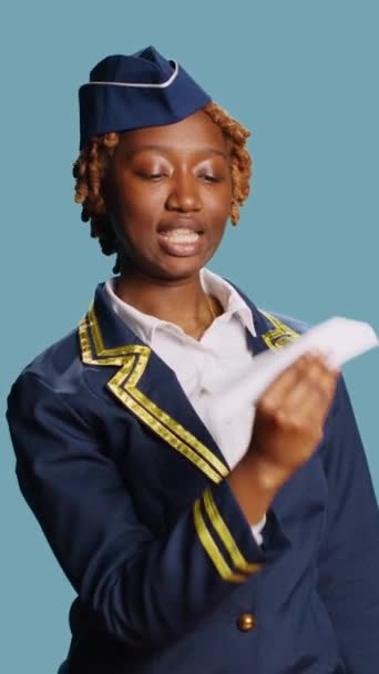 Pionowe Wideo Wesoła Głupia Stewardessa Bawiąca Się Papierowym Samolotem Bawiąca — Wideo stockowe