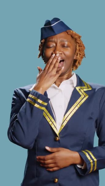 Függőleges Videó Afro Amerikai Stewardess Ásít Stúdióban Fáradt Elhasználódott Után — Stock videók