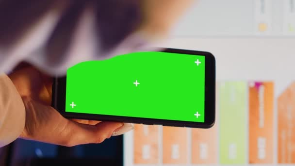 垂直ビデオ 企業開発に取り組むために緑色の画面の携帯電話を使用して顧問代理店 独立したコピースペーステンプレート 空白のモックアップクロマキーディスプレイを分析するプロのマネージャー — ストック動画
