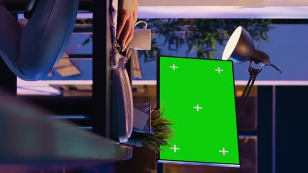 垂直ビデオ 夜に緑色の画面を持つPcを使用している若い起業家は 孤立したディスプレイで金融開発に取り組んでいます コンピュータ上の空白のクロマキーコピースペースを見ているアドバイザーエージェント — ストック動画