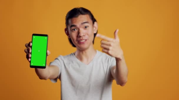 Hombre Positivo Usando Pantalla Verde Teléfono Móvil Mostrando Pantalla Aislada — Vídeo de stock