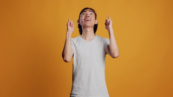 Başının Üstünde Işaret Parmağı Olan Genç Bir Yetişkin Stüdyoya Özgüvenle — Stok video