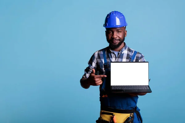 Χαμογελώντας Αφροαμερικανός Οικοδόμος Δείχνοντας Την Άδεια Οθόνη Laptop Χώρο Αντιγράφων — Φωτογραφία Αρχείου