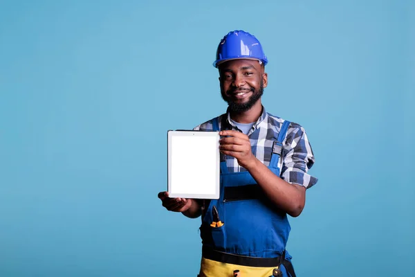Πορτρέτο Της Αφρικής Αμερικανική Οικοδόμος Κρατώντας Tablet Υπολογιστή Λευκή Οθόνη — Φωτογραφία Αρχείου