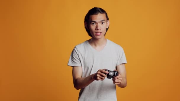 Moderne Aziatische Man Spelen Videogames Console Met Behulp Van Controller — Stockvideo