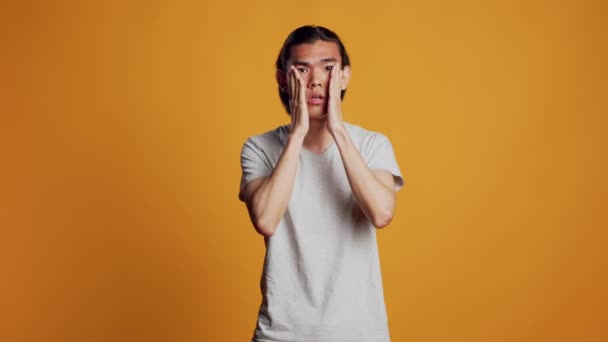 Hasta Erkek Model Acı Veren Baş Ağrılarıyla Uğraşıyor Kamera Karşısında — Stok video