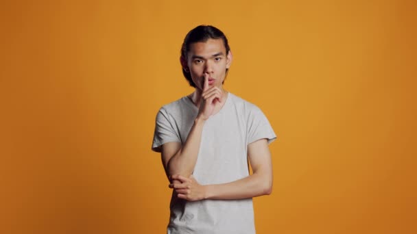 Erkek Model Stüdyoda Sessiz Jest Yapıyor Gizli Gizli Haber Tutmak — Stok video