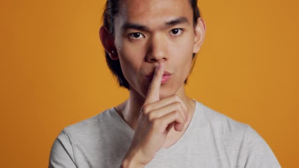 Özel Asyalı Adam Kamerada Sessiz Işareti Yapıyor Gizli Gizli Haber — Stok video