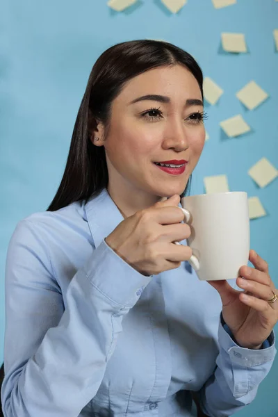 Asian Woman Taking Break Work Using Laptop Drinking Coffee Cup — Stok fotoğraf
