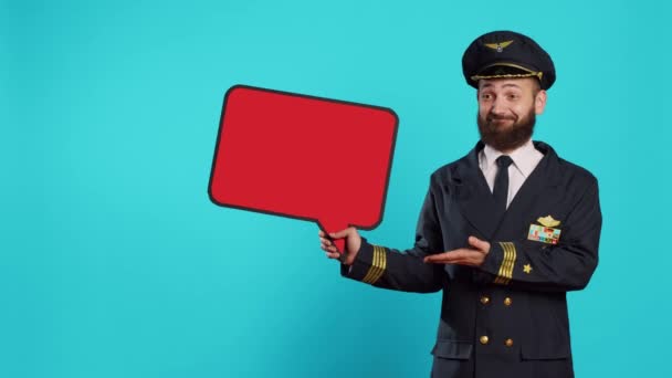 Samiec Pilota Trzymającego Czerwoną Pustą Bańkę Pracy Nad Reklamą Lotów — Wideo stockowe