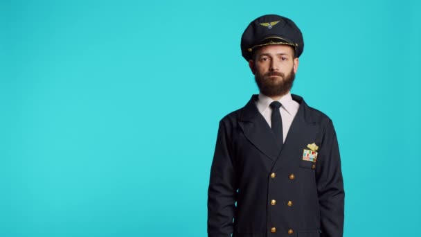 Modelo Masculino Con Uniforme Piloto Sombrero Cámara Teniendo Ocupación Profesional — Vídeos de Stock