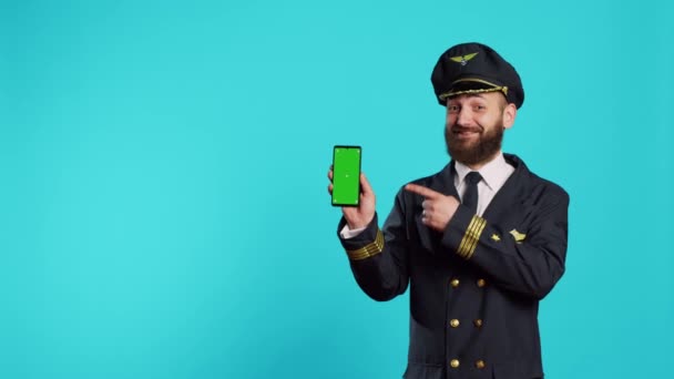 Capitán Positivo Tripulación Aérea Mostrando Teléfono Con Pantalla Verde Sosteniendo — Vídeo de stock