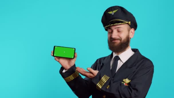 Hombre Caucásico Usando Pantalla Verde Vestido Como Piloto Mostrando Teléfono — Vídeo de stock