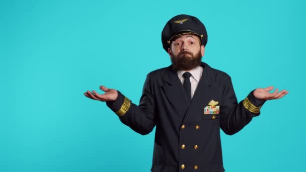 Bezradný Létající Pilot Dělá Nevím Gesto Působí Nejistě Pochybovačně Přes — Stock video