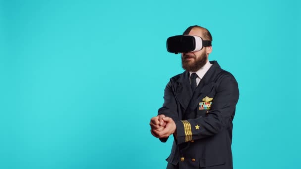 Airplane Pilot Using Headset Interactive Vision Having Fun Virtual Reality — Vídeo de Stock