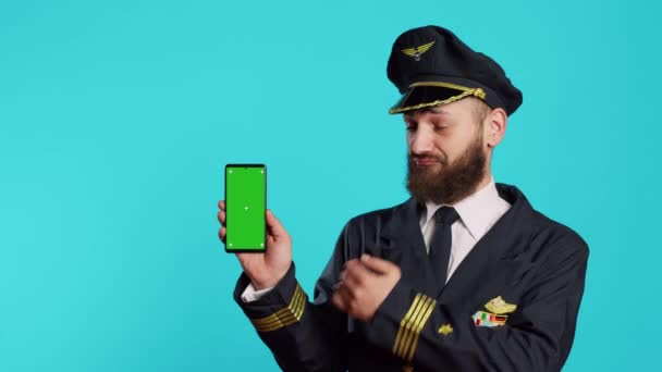 Aviador Masculino Sorridente Usando Telefone Com Greenscreen Segurando Smartphone Com — Vídeo de Stock