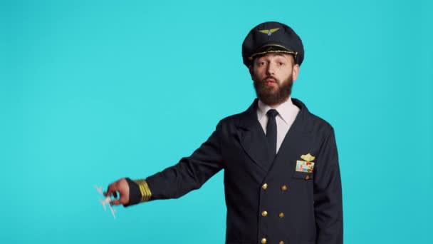 Καυκάσιος Άνδρας Ντυμένος Πιλότος Παίζει Παιχνίδι Του Αεροπλάνου Δείχνοντας Μικροσκοπικά — Αρχείο Βίντεο