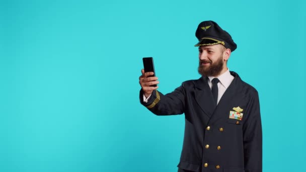 Професійний Авіалайнер Який Відповідає Відеозв Язок Мобільному Телефоні Відвідує Онлайн — стокове відео