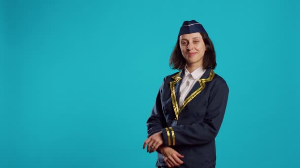 Gelukkige Vrouw Die Als Stewardess Werkt Luchtvaartuniform Draagt Met Vertrouwen — Stockvideo