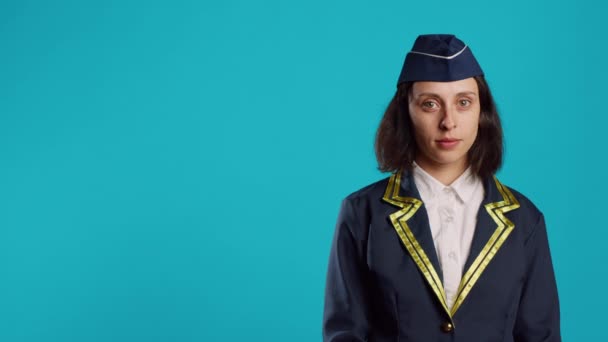 Jeune Hôtesse Air Confiante Posant Uniforme Vol Sentant Heureuse Travailler — Video