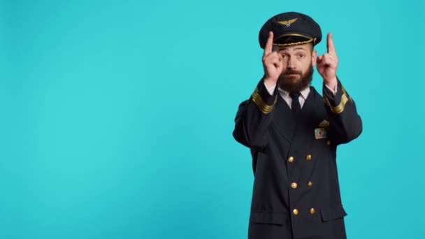 Kavkazský Pilot Dělá Přistávací Signály Pro Letadla Pomáhá Ostatním Pilotům — Stock video