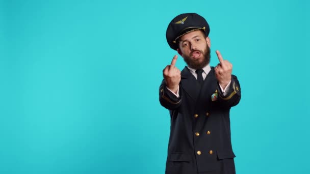 Capitán Aerolínea Caucásica Mostrando Los Dedos Medios Cámara Anunciando Símbolo — Vídeo de stock