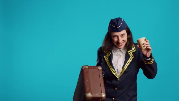 Χαμογελαστή Αεροσυνοδός Που Κουβαλάει Βαλίτσα Για Φύγει Για Δουλειά Πίνει — Αρχείο Βίντεο