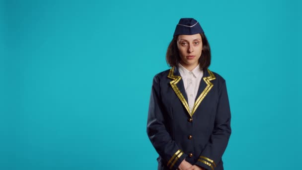 Χαμογελαστή Νεαρή Γυναίκα Που Εργάζεται Αεροσυνοδός Φοράει Ιπτάμενη Στολή Και — Αρχείο Βίντεο
