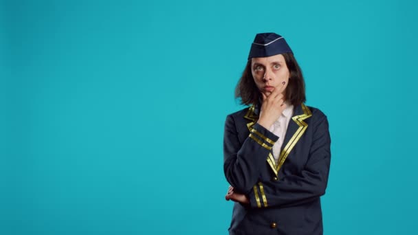 Kobieta Pracująca Jako Stewardessa Burza Mózgów Myśląca Słusznej Decyzji Studiu — Wideo stockowe
