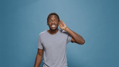 Gizli söylentiler ve gizli tartışmalar dinlemek için Afrika kökenli yetişkin kulak misafiri oldum. Gizliliği dinleyen ve çılgın dedikoduları duyan meraklı bir adam..