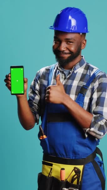 Vertical Video African American Man Showing Greenscreen Display Camera Holding — Stockvideo