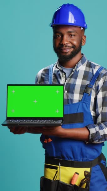Vertikal Video Leende Hantverkare Visar Laptop Med Grön Skärm Kameran — Stockvideo