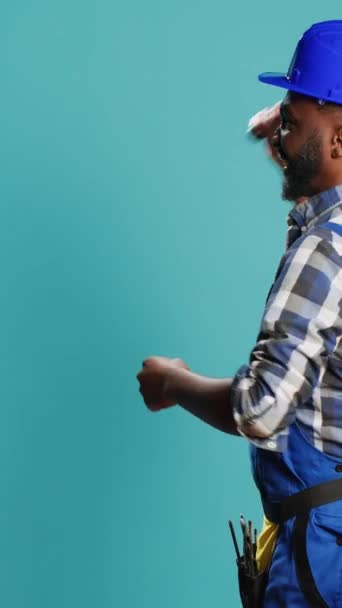 Κατακόρυφο Βίντεο Αφρο Αμερικανός Ξυλουργός Χτυπάει Τοίχους Σφυρί Χρησιμοποιώντας Χειροκίνητο — Αρχείο Βίντεο