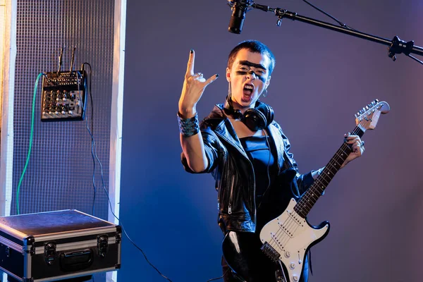 Hudební Umělec Dělá Rockový Nápis Hraje Kytaru Cítí Extázi Dělá — Stock fotografie