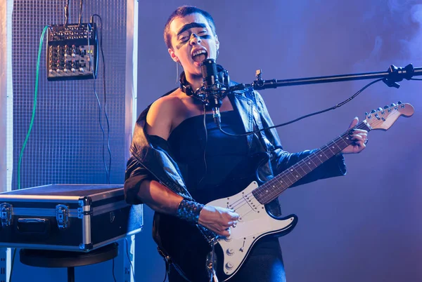 Guitarrista Talentoso Cantando Rock Alternativo Micrófono Tocando Guitarra Eléctrica Estudio — Foto de Stock