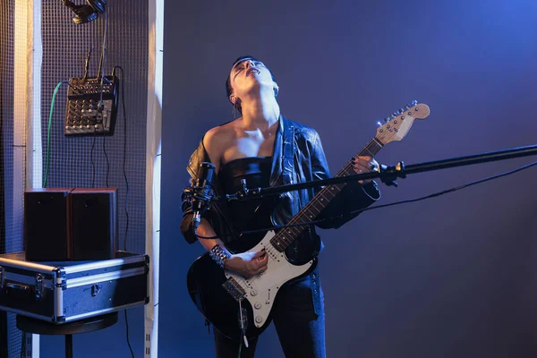 Vrouw Rocker Spelen Alternatieve Gitaar Het Uitvoeren Van Heavy Metal — Stockfoto