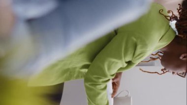 Dikey video: Bilgisayar üzerinde çevrimiçi analizlere bakan kadın girişimci, karı artırmak için yeni yatırımlar planlıyor. Yıllık veri raporu ve iş büyümesi oluşturmak için istatistikleri kontrol eden genç yetişkinler