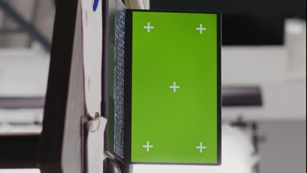 Вертикальне Відео Команда Співробітників Які Дивляться Шаблон Зеленого Екрану Ноутбуці — стокове відео