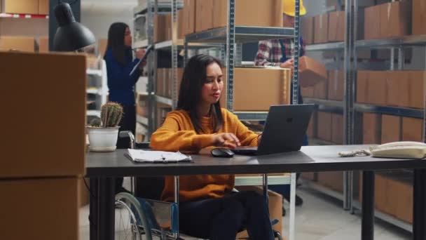Azjatka Niepełnosprawnością Pracująca Magazynie Wykonująca Pracę Biurową Dla Logistyki Magazynowej — Wideo stockowe
