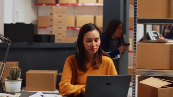 Mulher Empresária Verificando Produção Ações Usando Laptop Para Trabalhar Gestão — Vídeo de Stock