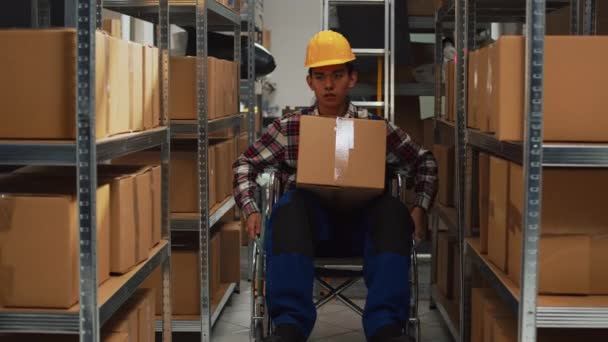 Мужчина Работающий Нарушениями Снимает Коробки Полок Кладовке Организовывает Товары Стойках — стоковое видео