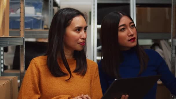 Γυναίκες Υπάλληλοι Κάνουν Οικονομικό Σχεδιασμό Laptop Ελέγχοντας Προϊόντα Για Διαχείριση — Αρχείο Βίντεο