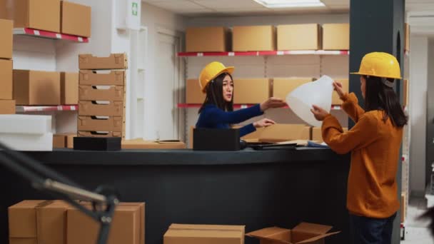 亚洲团队的员工在储藏室进行供应质量控制 在包装订单之前对产品进行分析 在仓库规划库存后勤的女企业家和女工 — 图库视频影像