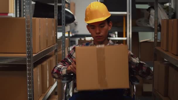 Asiatisk Rullstolsanvändare Som Arbetar Lagerutrymmen Med Förnödenheter Man Med Fysisk — Stockvideo