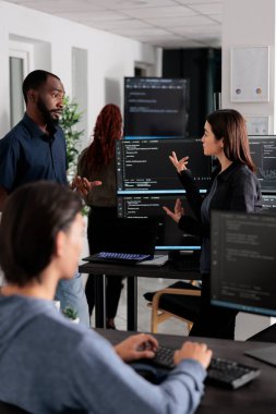 Bilgisayar üzerinde yazılım geliştirici kaynak kodlama algoritması, ajans ofisinde kopuk veri yazma. Veritabanı programcısı algoritma oluşturmak için çevrimiçi sistemle yeni kullanıcı arayüzü üzerinde çalışıyor.